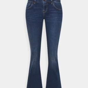Lowwaist bootcut jeans - Blåa lowwaist bootcut jeans från LTB. Har tyvärr en liten defekt på bakfickan, men annars är dem helt perfekta! Säljer då dem tyvärr inte kommer till användning längre 💕Jeansen är i storlek W28/L30 och passar mig som är 165 lång.