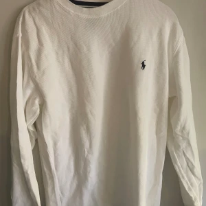 Ralph Lauren crewneck - Använd men fortfarande i bra skicka - inga hål.   Storlek M.  Båda för 400kr