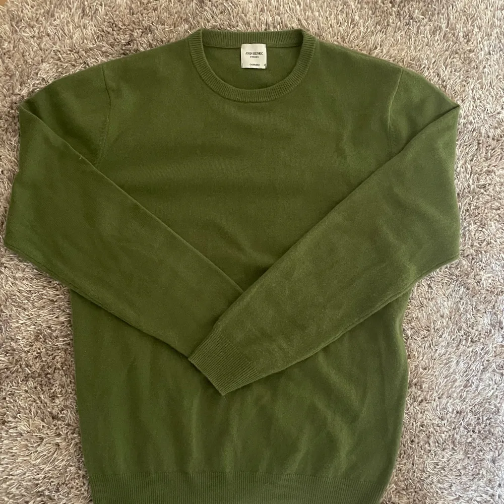 Säljer denna gröna 100% Kashmir tröjan från John Henric i nyskick. Nypris: 2200. Stickat.