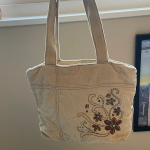 Handväska  - Supersöt handväska i Manchester med broderade detaljer💛köpt second hand och i fint skick!