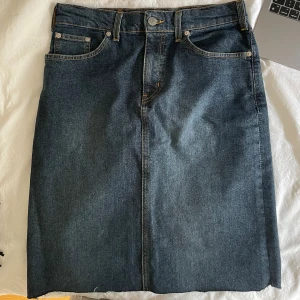 Jeanskjol - Den perfekta kjolen för sommar och för att uppnå ”Office siren” kan ha bak och fram⭐️