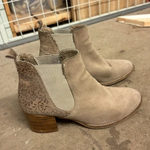 Klackskor beige - Säljer klackskor då de är förstora för mig  36 med stor i storleken, lite skavanker på sidan ( se på bild)