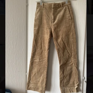 Manchester byxor - Beiga manchester byxor i storlek 36 med lite flare