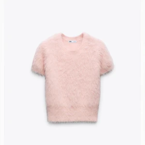 Zara topp💞 - Zara stickad t- shirt som inte kmr till användning , Tröjan är i jätte bra skick och är bara använd nån enstaka gång .💞