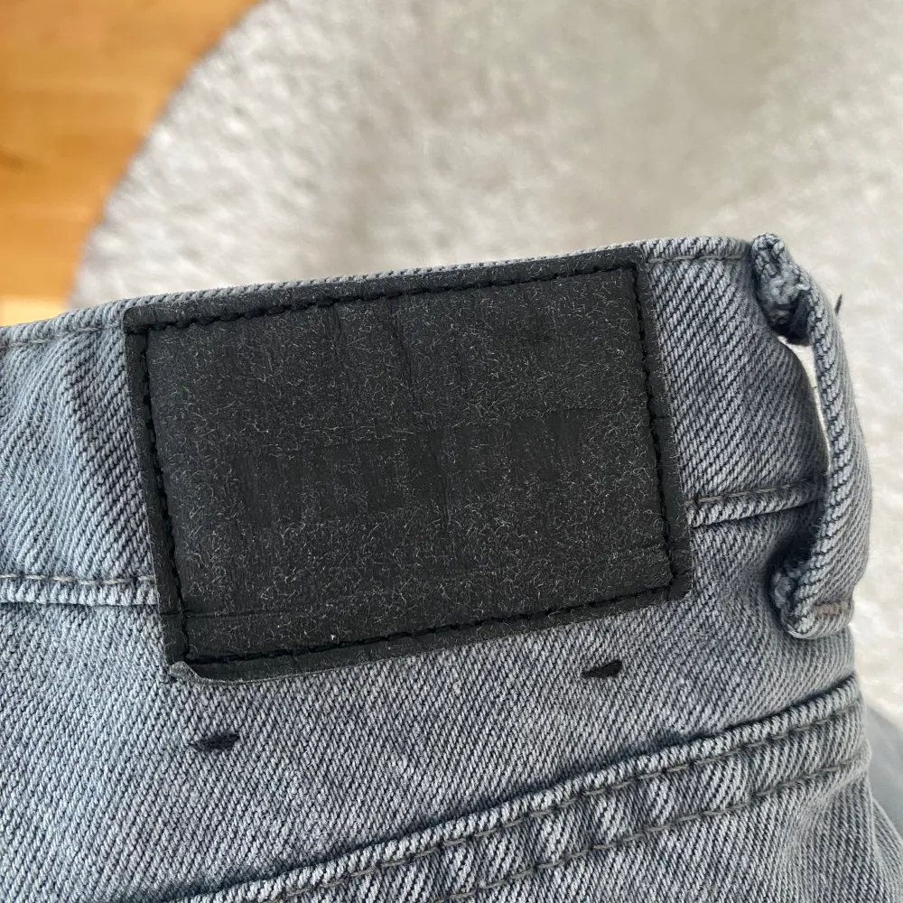 Säljer pga att dom är för små.  Väldigt fina jeans som är sparsamt använda men fortfarande i fint skick!  De är höga i midjan.  Strl W28 L32 120kr+frakt . Jeans & Byxor.