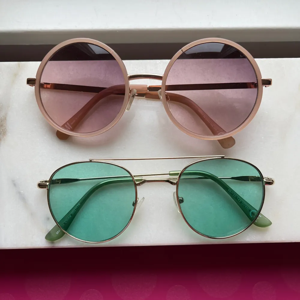   Solglasögon säljs styck. Pris för två 60kr!  Rosa från H&M Turkosa från FlyingTiger. Accessoarer.