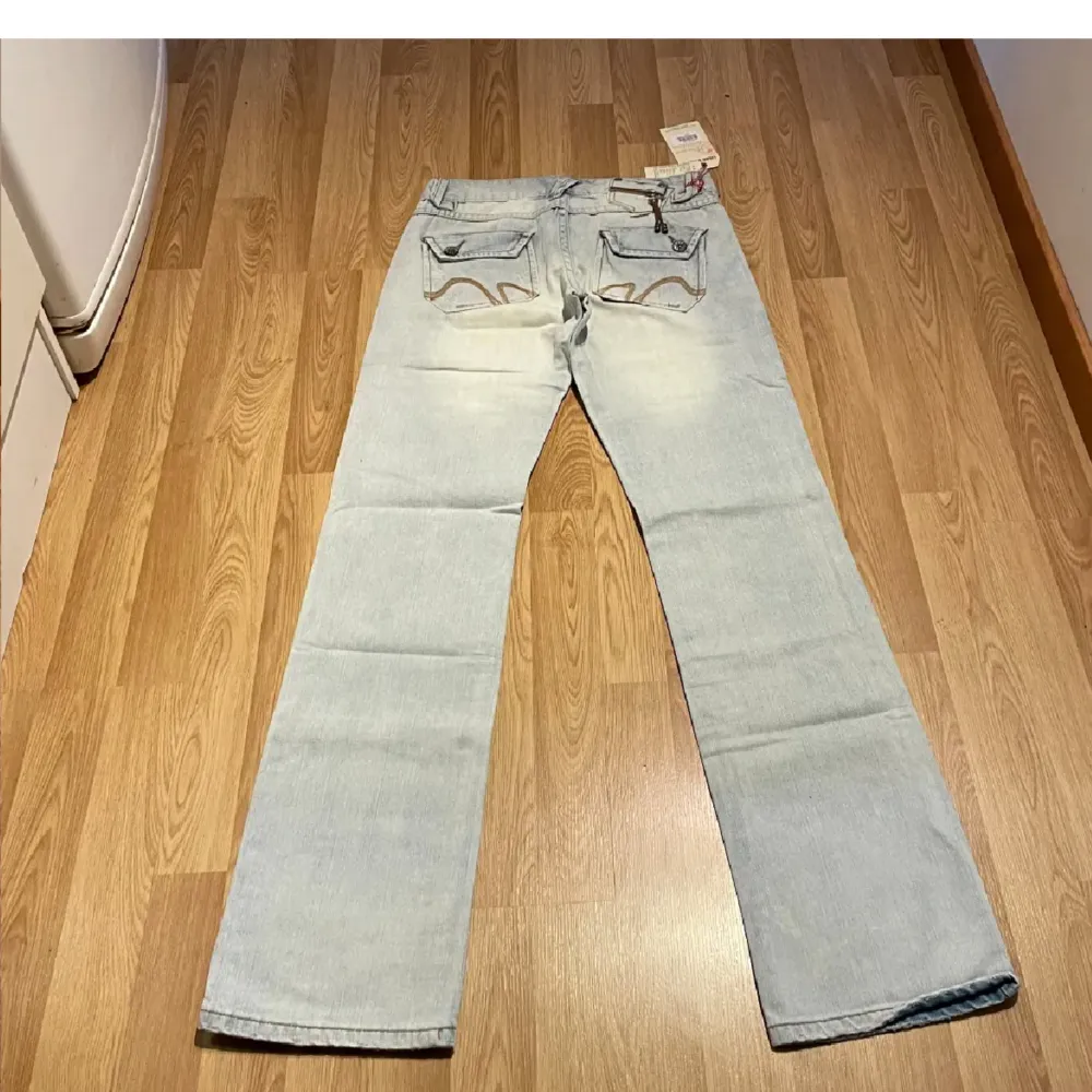 supersnygga ljusblåa jeans som är helt nya med lappar kvar💕 midjemått rakt över: 35 cm innerbenslängd: 86 cm Tryck gärna på köp nu💕. Jeans & Byxor.