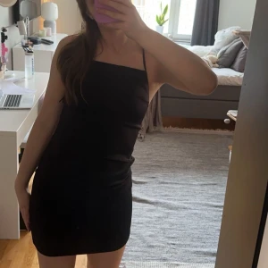 Svart satinklänning - Kort svart klänning i satinmaterial från H&M, använd vid ett tillfälle🩶