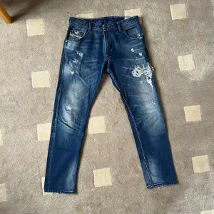 ”Krayver” Jeans från diesel med snygg distressing, sparsamt använda. Skriv för frågor eller bilder!