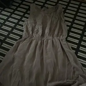 En beige kläning som är oanvänd 