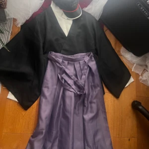 TSUKASA yugi cosplay - Säljer en tsukasa yugi cosplay som är storlek S för 310? Men de kan diskuteras såklart  Den ör använd 2 gånger Köpt för 600 men i bra skick  Kommer utan peruk Inga fläckar men dragkedjan är lite fast men funkar jättebra när man vet hur den funkar