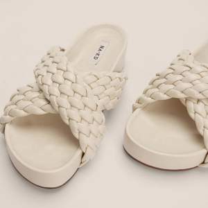 Säljer dessa oanvända, slutsålda superfina sandalerna som är perfekta till sommaren. Storlek 37🌸 Påminner lite om inuikii. Nypris 529