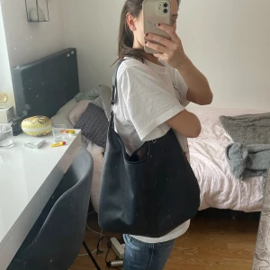 Skinnväska  - Säljer denna blåa skinnväskan! Rymmer både dator och böcker, perfekt till skolan. (Obs. Dragkedjan är trasig, väskan går inte att stänga) Orginalpris: 640kr från classique carries💘