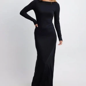 Lång svart klänning - ”Soft Line boat neck maxi” från nakd. Aldrig använt då den satt lite för stort på mig