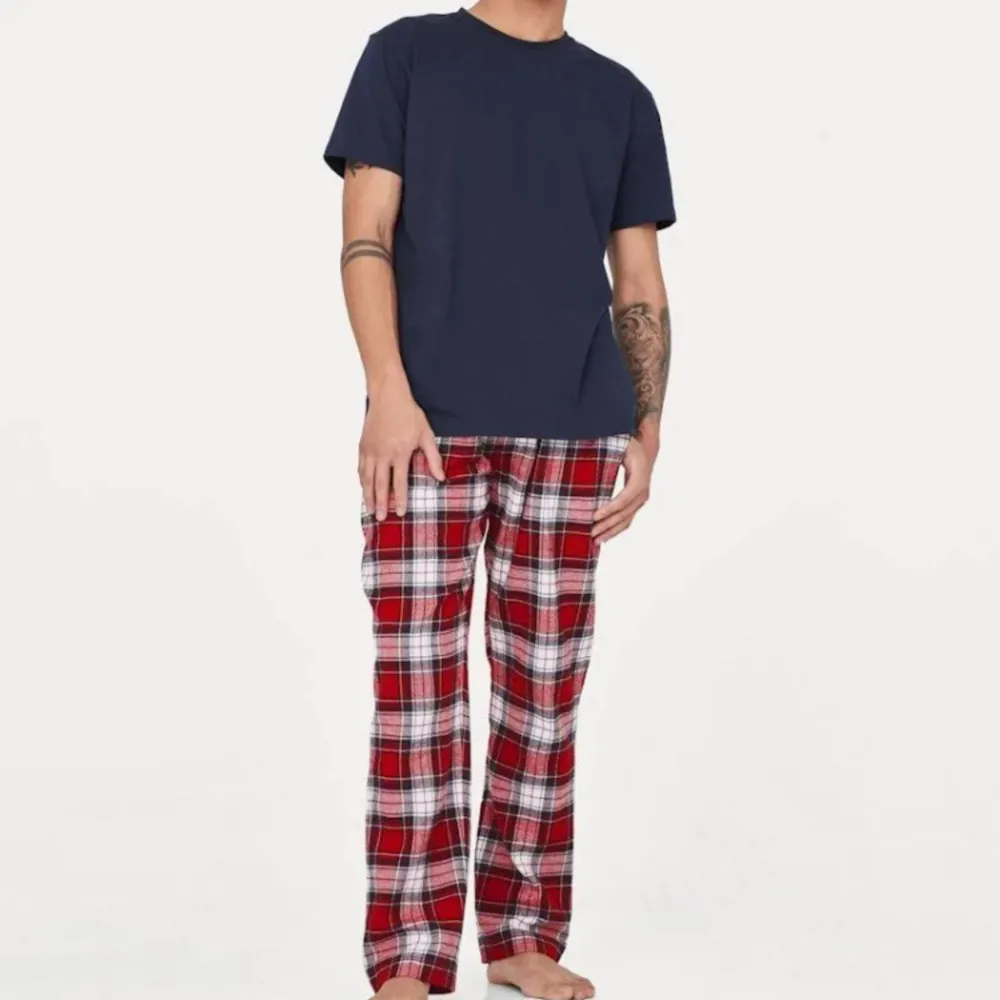Intressekoll på detta supersnygga pyjamas set i storlek M (herr). Aldrig användt. Nypris 499kr men går att förhandla, skriv gärna om ni är intresserade💗. Jeans & Byxor.