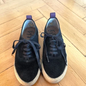 Svarta Eytys sneakers - Skor från Eytys i storlek 38! Använt skick men ändå fina, sulorna skulle behöva en tvätt + lite slitningar på insidan bak vid hälen (se bild 1) 💗