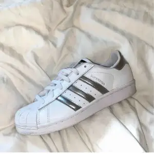 Adidas superstar m silverdetaljer, mycket bra skick använda 2-3 gånger (strl 36 2/3). Frakt tillkommer. (Tycker den är stor i storleken)