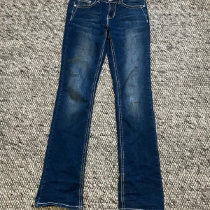 Mörkblåa jeans - Längd 105 cm, bredd 35 cm, bra skick. Inte jätte utsvängda. Endast använda några gånger.