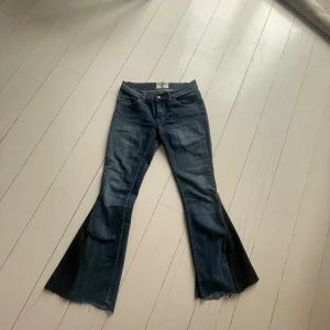 Snygga bootcut jeans - Jag säljer mina jätte snygga bootcut jeans eftersom de är försmå i längden. Nästan aldrig använda💕
