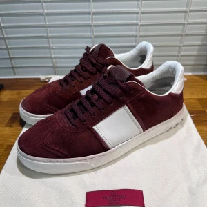 Flycrews - Tjena säljer nu ett par feta flycrews i färgen vinröd. Dom är i ett helt okej skick men några stygn har låsnat och 4 nitar saknas, skulle säga att dom har en hel del kvar att ge😃 Dom är i storlek 40 men passar som 41. Hör av er vid frågor/funderingar