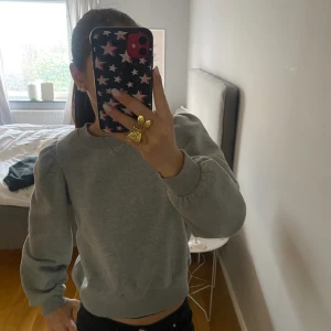 Grå tröja  - Grå tröja med ”puff” på armen från Second Female💗 Köpt för ca 800. Köp gärna via ”köp nu” Men kontakta mig innan!