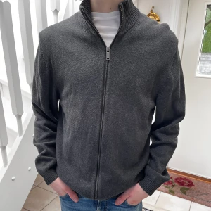Mcneal tröja - Riktigt schysst grå tröja från mcneal. Silver zip tröja. Ser oanvänd ut. 👕För den har mestadels legat! Kom gärna i dm för mer bild eller frågor😄