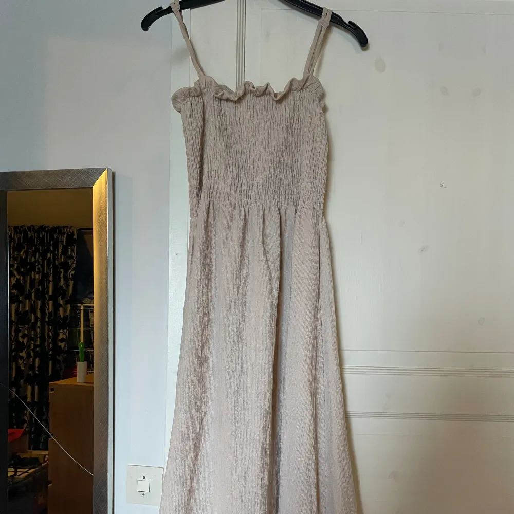 Denna klänningen är i från hm, ljusrosa💗 Använt den en gång på skolavslutningen, då jag sedan tyckte att den inte riktigt passade mig.  Jag är 158 cm lång och klänningen går till mitten utav mina smalben.  Säljer den för 60 kr. Klänningar.