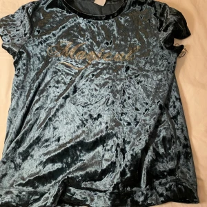 Grön T-shirt - 134/140  Sammetsmaterial  Aldrig Använd  Köparen står för frakten