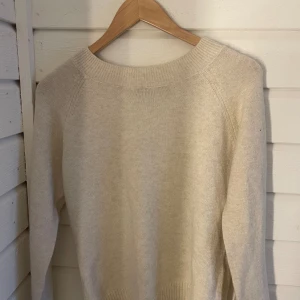 Cremevit stickad tröja  - Säljer nu min krämvita stickade tröja från vero Moda i strlk S. Aldrig använd och är som ny.