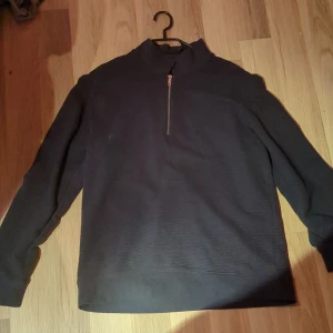 Half zip  - En Half zip tröja. Storlek xl men passar L