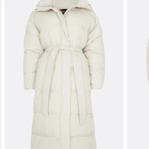 Zoe Täckjacka (Svart) - Säljet min Zoe Täckjacka. Min är i färgen svart och samma modell som bilden. men svårt och få en rättvis bild. Kan såklart skickas om så önskas.  Är i strl Xs och köpt för 999. Säljer min för 650kr.  Den är köpt denna vintern. 