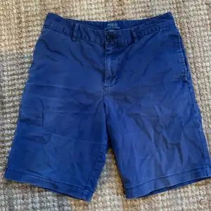 Säljer mina Ralph lauren shorts då dom har blivit för små. Använda ganska länge därav har dom blivit lite solblekta. Annars är det absolut inget fel på dom. Skick: 7/10