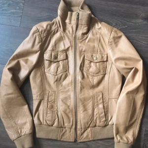 Vintage läderjacka - Skitsnygg vintage skinn/läderjacka i en caramel/senapsgul färg. Säljer då den tyvärr är lite liten. Skriv för frågor, mått eller fler bilder.🌸🥰😻priset kan diskuteras