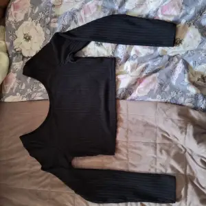 En långärmad crop-top tröja i svart ifrån Shein