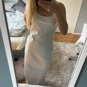 Vit klänning  - En jättefin klänning som jag har köp på Plick men den var tyvär lite för stor. Perfekt till skolavslutningen eller bara i sommar. Önskar att den hade passat mig för den är jättefin. Storlek M men passar som S/M Jag tror original priset var 450kr. 
