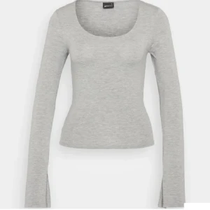 Gina tricot tröja med slits  - säljer denna tröjan då den inte kommer till användning, inga defekter använd ca 4 gånger 🥰