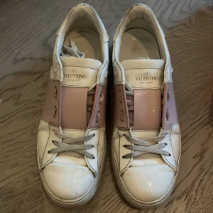 Valentino skor  - Rosa Valentino skor i bra skick. Jättefina till våren och sommaren. Säljer då dem inte kommer till användning. Dustbag, box och extra skosnören medföljer💓