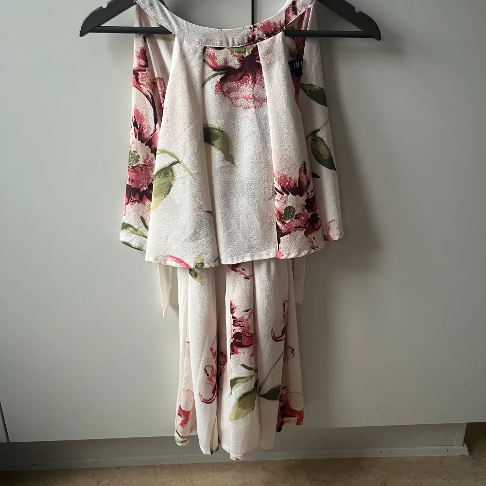 Fin blommig jumpsuit som liknar en klänning både fram-och bakifrån, endast testad! Köpt från Asos. Klänningar.