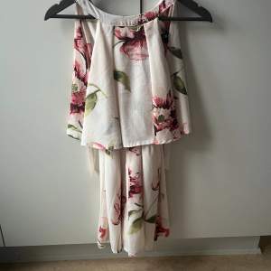 Fin blommig jumpsuit som liknar en klänning både fram-och bakifrån, endast testad! Köpt från Asos