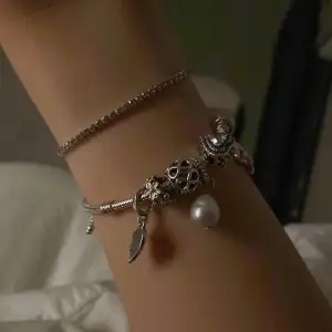 INTRESSEKOLL på mitt Pandora armband i silver, storlek 18cm på själva armbandet och har nypris värde av ca 4000kr.