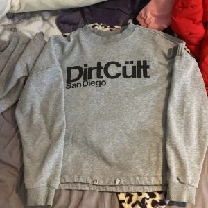 DirtCült tröja - Mycket Bra skick på denna tröja, använd ett fåtal gånger! Säljer denna för jag inte har någon användning för den😊