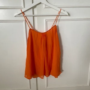 Linne - Från Zara i stl S. Någon lös tråd annars fint skick!