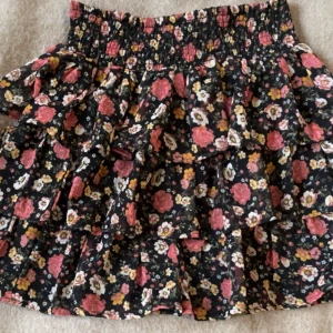 Blommig volangkjol - Söt blommig volang kjol ifrån Lindex. Köpt för ganska länge sedan tror jag, men fortfornade i fint skick. Strl 152 men skulle säga att den passar xxs-s då den är väldigt shretchig💞 Pris är diskuterbart 