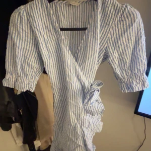 Klänning - Superfin klänning från only, linnemaywrial och använd en gång! Trekvartsärmad och passar mig i längden som är 167💕💕🙌🏽 inga defekter och aldrig kommit till användning! 