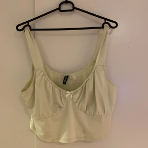 Somrigt linne 🩷 - Ett väldigt fint linne med en rosett fram till, perfekt nu till sommaren 🫶🏼