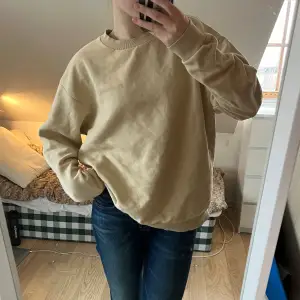 Beige jumper tröja från Lager 157! Litet hål på ärmen som syns i sista bilden!