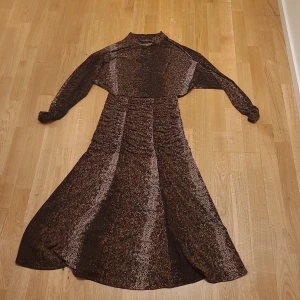 Prickig fest klänming  - En finare klänning tajtare där neretill och bekväm