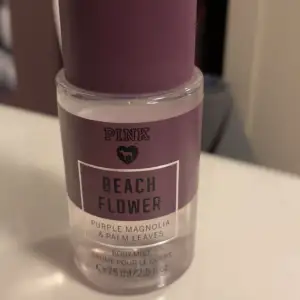 Beach power parfym ifrån märket pink, ca hälften kvar av 75 ml💕