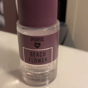 Beach flower pink parfym - Beach power parfym ifrån märket pink, ca hälften kvar av 75 ml💕