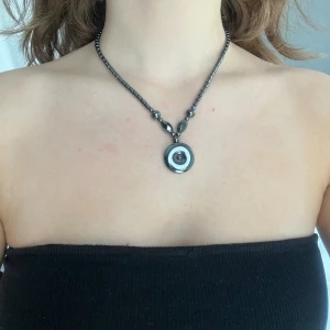 Halsband - Vintage halsband med svarta/gråa pärlor och stenar. Inga defekter 💕